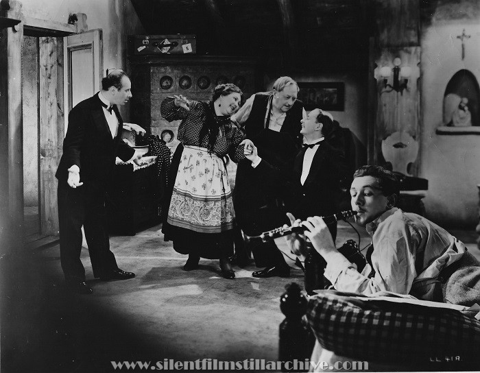 Emile Boreo, Nan Kearns, Unknown, John Miller and Michael Redgrave in THE LADY VANISHES (1938)