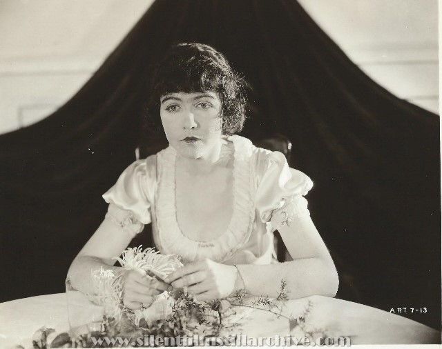 Dorothy Gish in NOBODY HOME (1919)