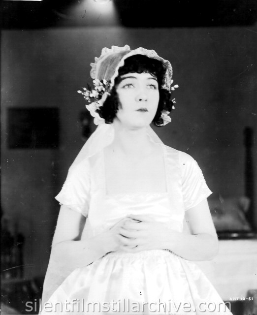 Dorothy Gish This photo overshoots the top of the set