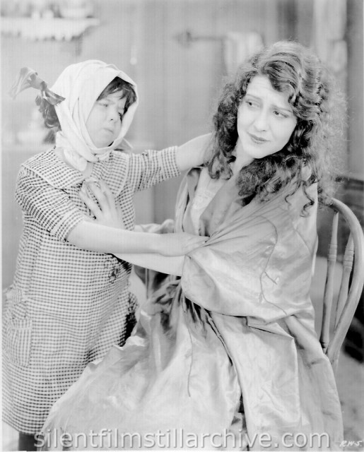 Patsy Ruth Miller in ROSE OF THE WORLD (1925)