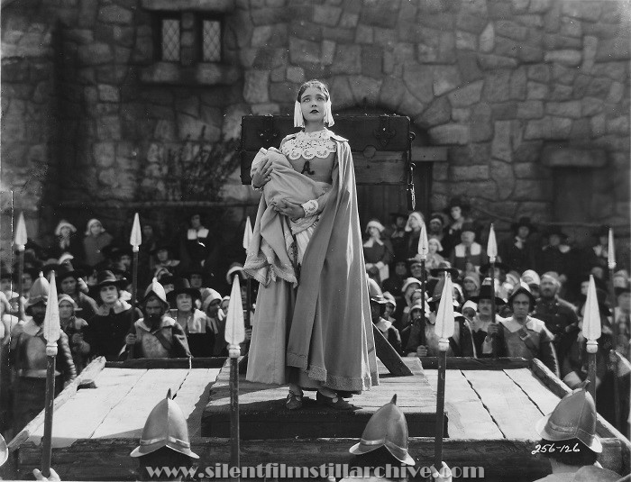Lillian Gish in THE SCARLET LETTER (1926).
