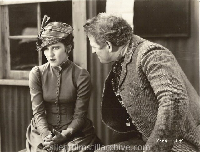 Jean Arthur and Fred Kohler in STAIRS OF SAND (1929).