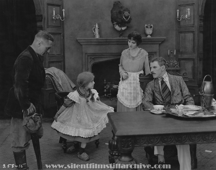 Florence Vidor and Bryant Washburn in TILL I COME BACK TO YOU (1918)