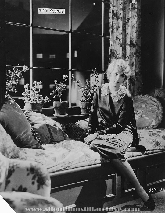 Marguerite de la Motte in FIFTH AVENUE (1926)