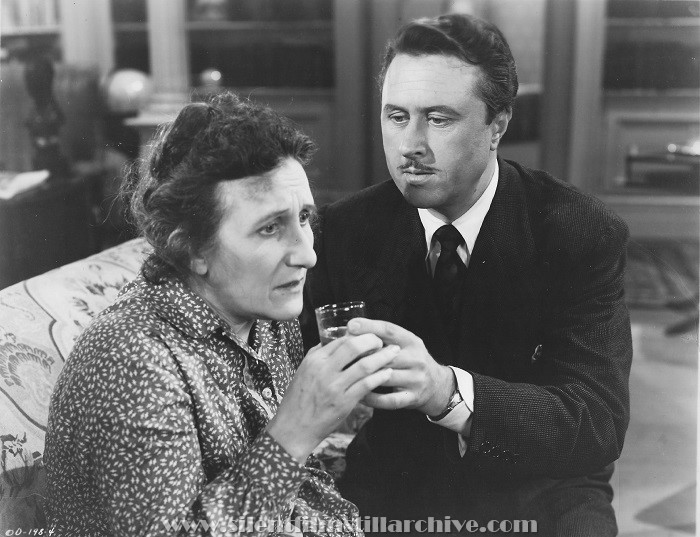 Minerva Urecal and Allyn Joslyn in DANGEROUS BLONDES (1943).