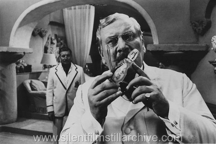 Dennis Quilley and Peter Ustinov in EVIL UNDER THE SUN (1982)
