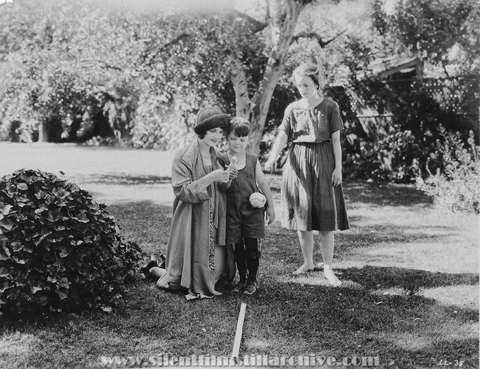 Gertrude Olmstead, Bruce Guerin, and Maxine Elliott Hicks in LOVER'S LANE (1924)
