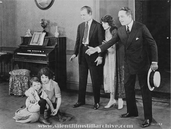 Bruce Guerin, Frances Dale, Robert Ellis, Gertrude Olmstead, and Crauford Kent in LOVER'S LANE (1924)