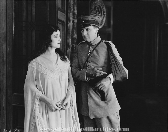 Florence Vidor and Bryant Washburn in TILL I COME BACK TO YOU (1918)