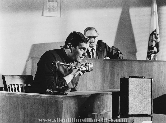Sam Wanamaker and Carroll O'Connor in WARNING SHOT (1967)